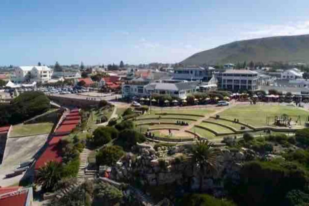Central Modern Studio Apartment, Hermanus Waterfront Dış mekan fotoğraf