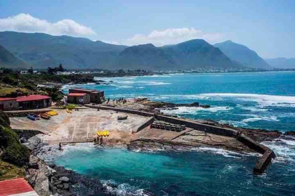 Central Modern Studio Apartment, Hermanus Waterfront Dış mekan fotoğraf